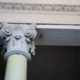 Delle snelle colonne con ricchi capitelli a volute tagliano a met� la sala e reggono un architrave sormontato da un cornicione, che corre lungo tutto il perimetro della stanza...